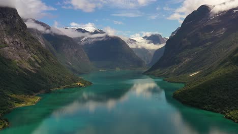 Schöne-Natur-Norwegen-Natürliche-Landschaft-Lovatnet-See.