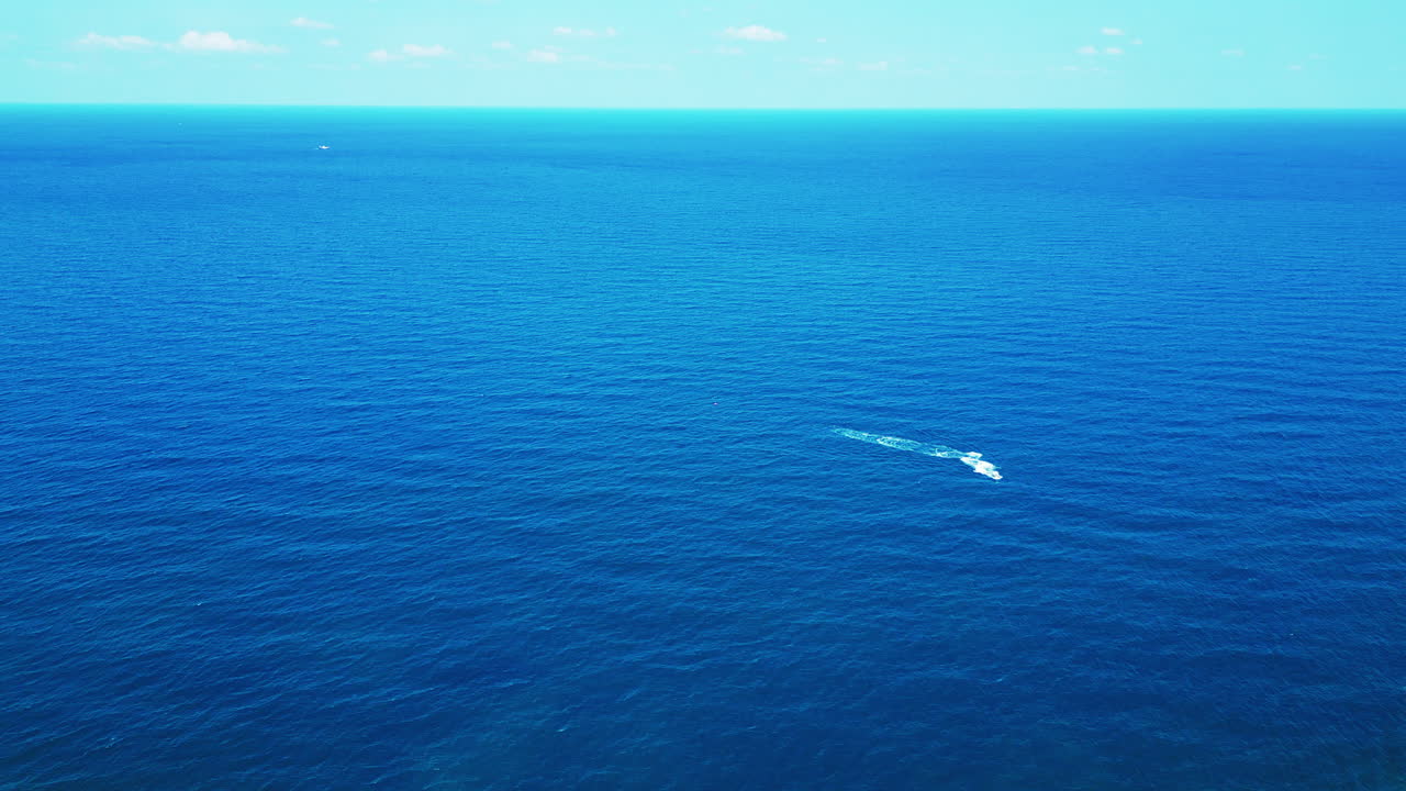 드론으로 볼 수 있는 지중해의 파란 물만 있는 공중 뷰