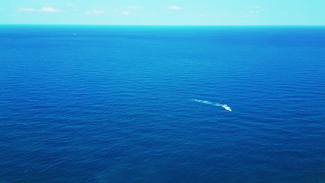 Vista-Aérea-Con-Un-Drone-Del-Mar-Mediterráneo-Con-Solo-El-Agua-Azul