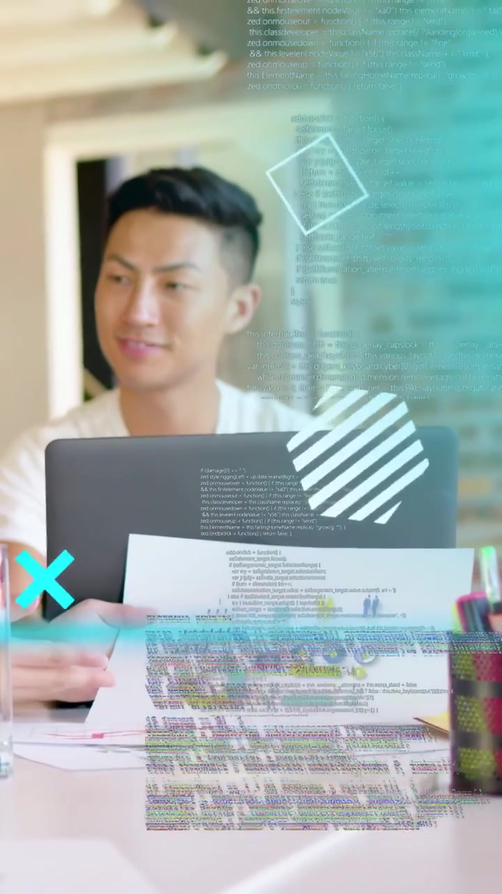 Video vertical: Hombre revisando un documento, estudiando gráficos financieros mientras hologramas resaltan datos.