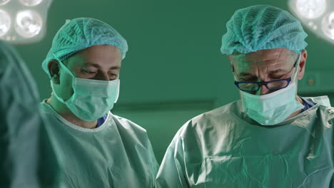 cirujanos en una sala de operaciones