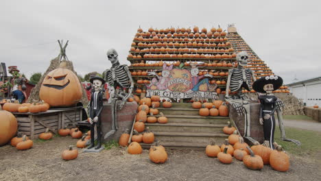 clarence, new york, usa, oktober 2021: ein schild der landwirtschafts-halloween-messe, im vordergrund ein skelett in einem hut