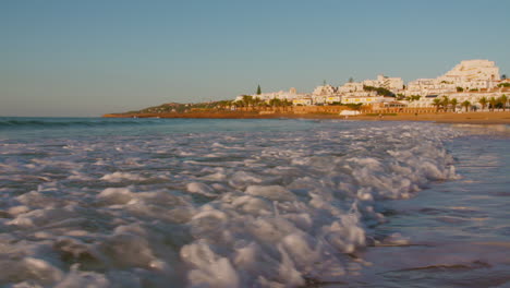 Zeitlupe-Von-Wellen,-Die-In-Der-Algarve,-Portugal,-Brechen