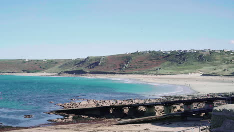 Gente-En-La-Hermosa-Playa-De-Sennen-Cove-En-El-Norte-De-Land&#39;s-End-En-Cornwall,-Reino-Unido---Tiro-Estático