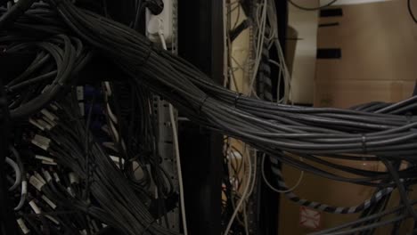 enorme paquete de cables de datos de internet colocados detrás del moderno servidor de conmutación de red de internet