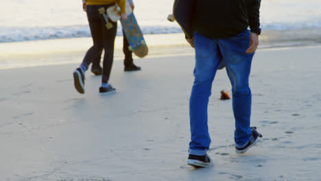 Vista-Trasera-De-Jóvenes-Amigos-Caucásicos-Caminando-Juntos-En-La-Playa-Durante-El-Atardecer-4k