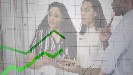 animación del procesamiento de gráficos verdes sobre diversos colegas de lluvia de ideas en la oficina casual