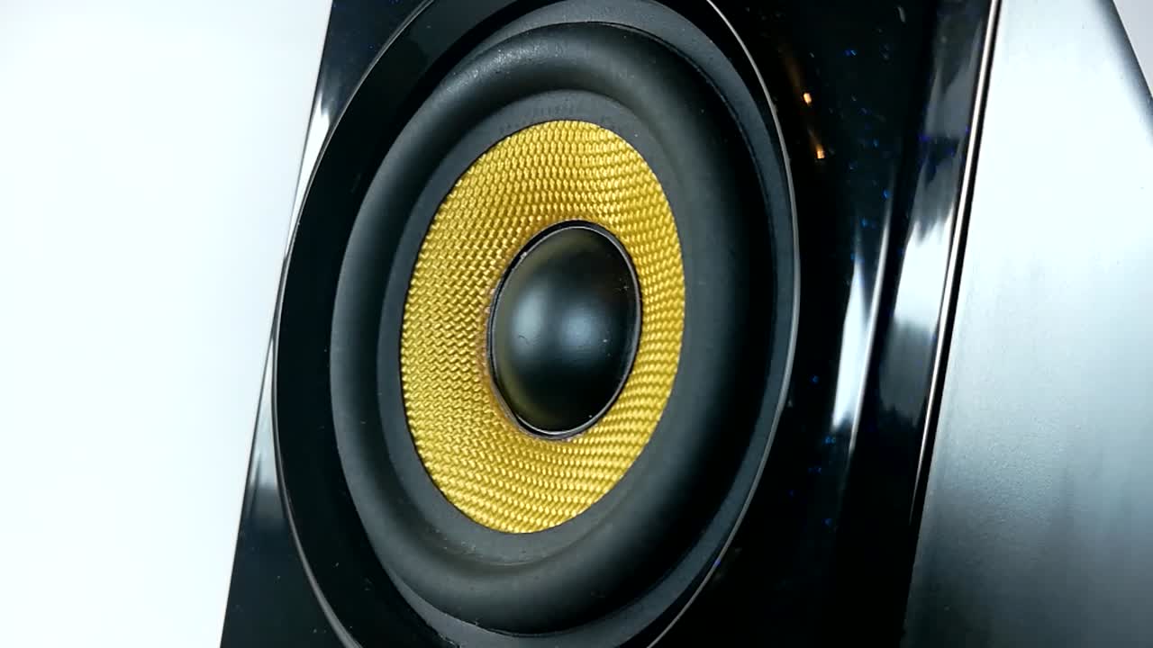 una membrana vibrante en un altavoz de audio negro y dorado aislado de alto rendimiento, parte 4, slomo