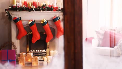 chimenea decorada con decoración navideña desde la ventana