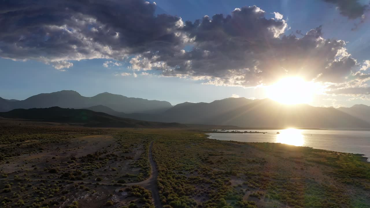 pintoresco amanecer con reflejo en el lago sereno en el campo