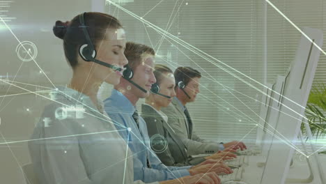 animación de la red de conexión a través de personas de negocios que usan auriculares telefónicos