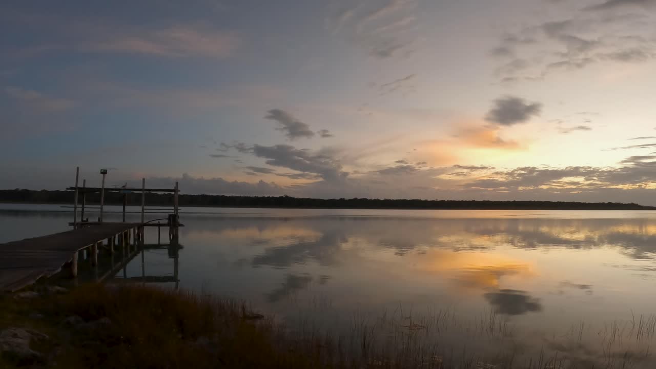 tomas panorámicas de izquierda a derecha, desde el muelle hasta el atardecer en el cenote