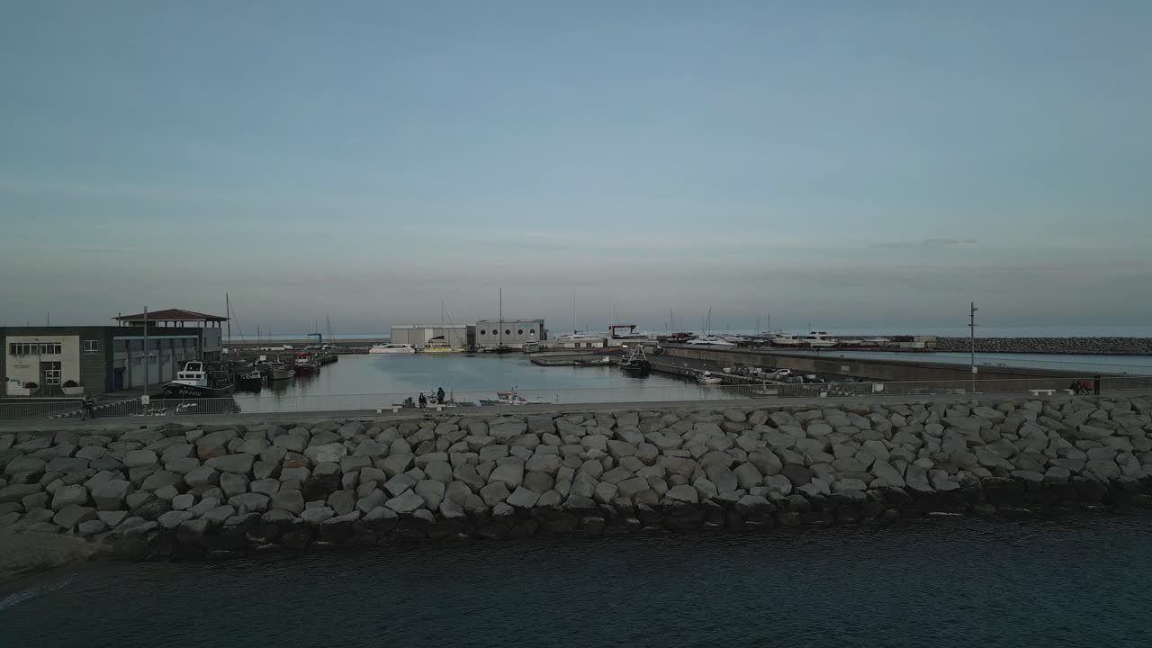 바르셀로나의 바다 항구의 푸른 풍경, 카탈로니아, 낮은 비행, 보트와 도크, 스페인