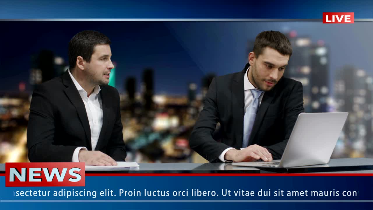 두 명의 방송인이 스튜디오에 앉아서 이야기하고 있습니다. 뉴스 쇼 모입니다.