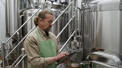 un homme mûr à l'usine.