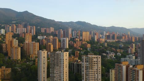 Drone-Vuela-Hacia-El-Hermoso-Horizonte-De-Medellín-Ubicado-En-Las-Montañas-De-Los-Andes-De-Colombia