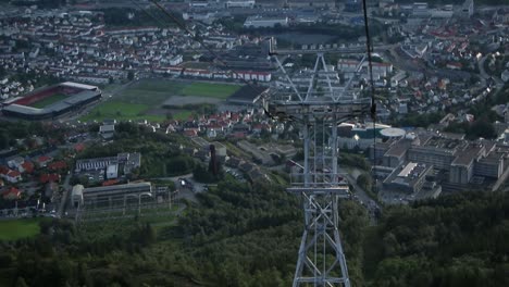 Montando-El-Ulriksbanen-Hasta-El-Monte-Ulriken-En-Bergen,-Noruega