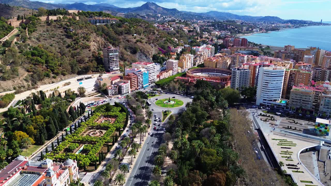 Malaga, Spagna, vista aerea: città spagnola, edifici moderni e nuovi, Mar di Alboran, drone