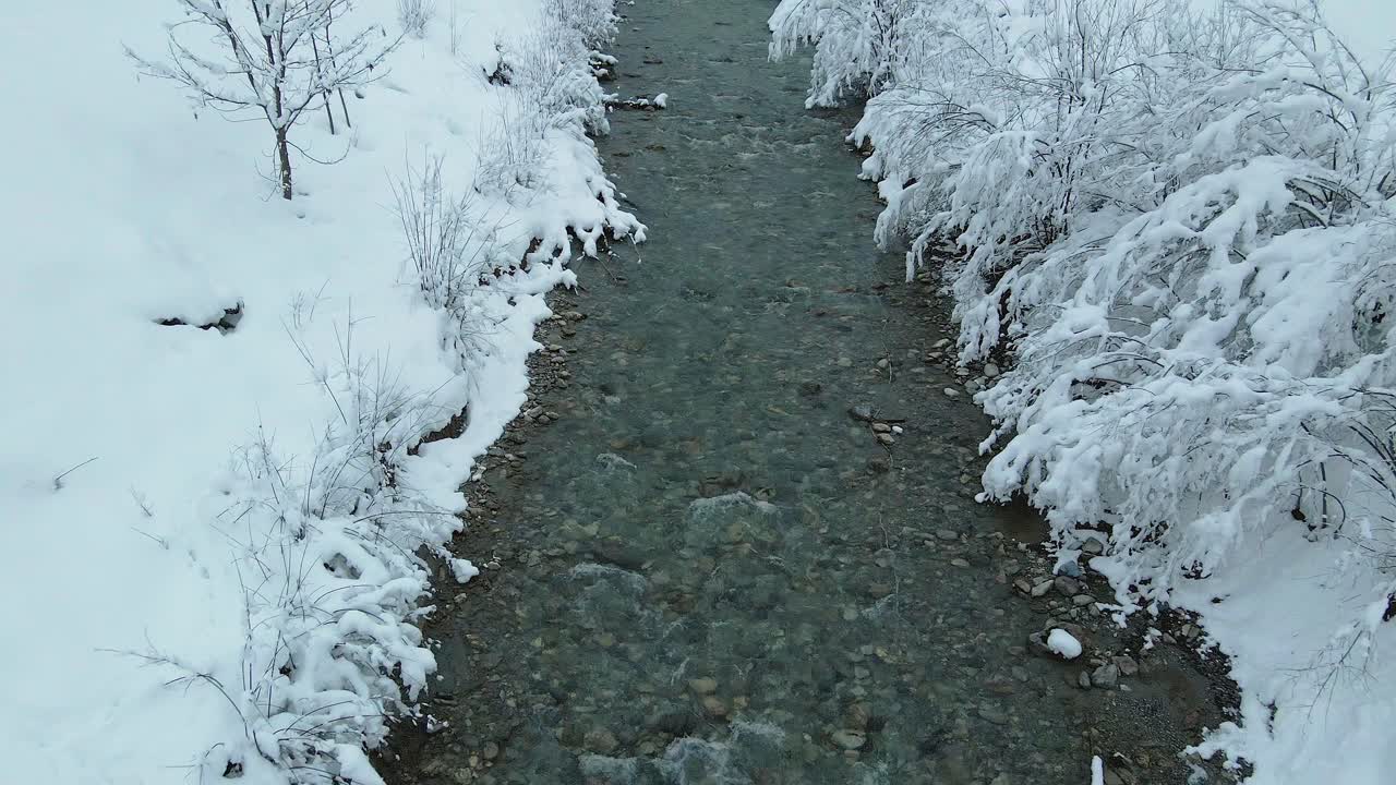 눈 덮인 마운틴 크릭의 공중 촬영