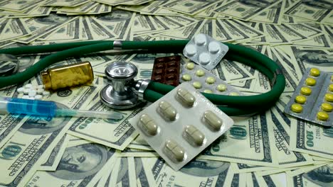 disparo de billetes de dólar y medicina en la mesa