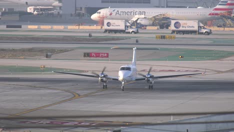 airplane-taxiing-to-gate--