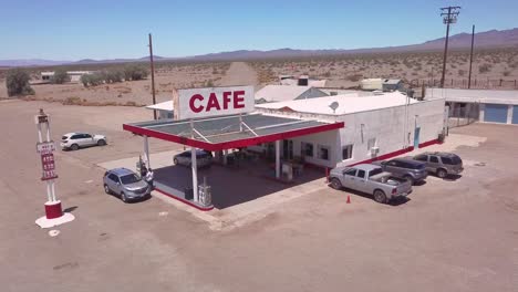 antena de drones sobre una gasolinera solitaria del desierto y una cafetería de hotel en el desierto de mojave 3