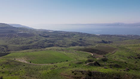 Vista-Aérea-Del-Paisaje-Ondulado-Con-El-Mar-De-Kinneret-En-El-Fondo,-Israel