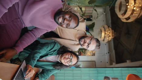 retrato de felices colegas multiétnicos en un café