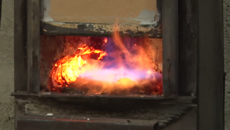 horno con llama para calentar hierro