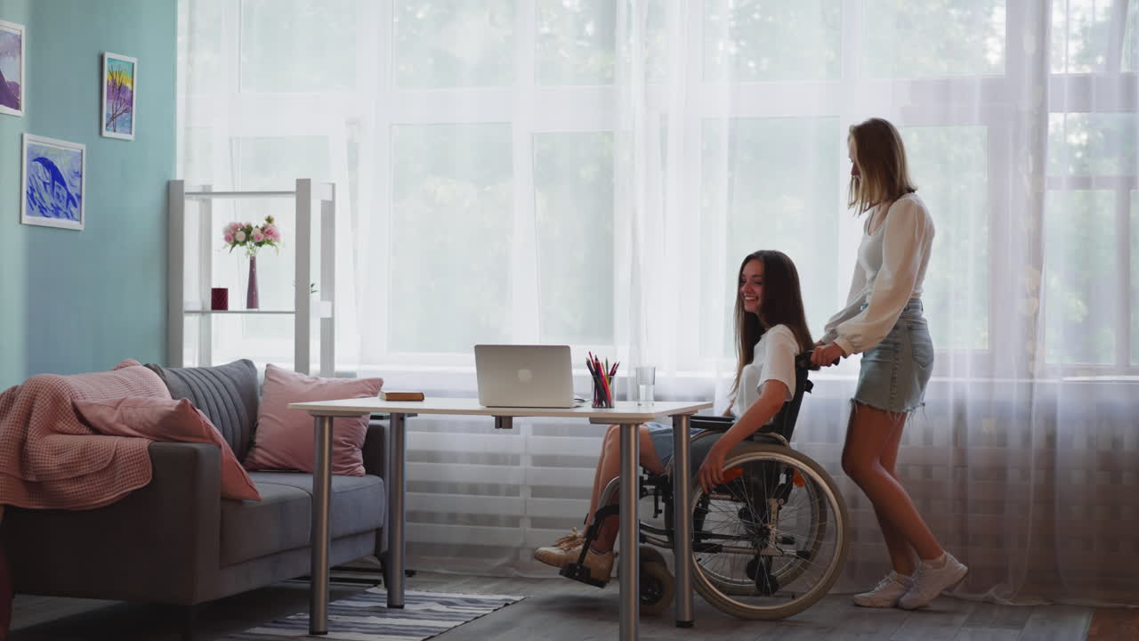 mujer empuja a una amiga en silla de ruedas con distrofia muscular