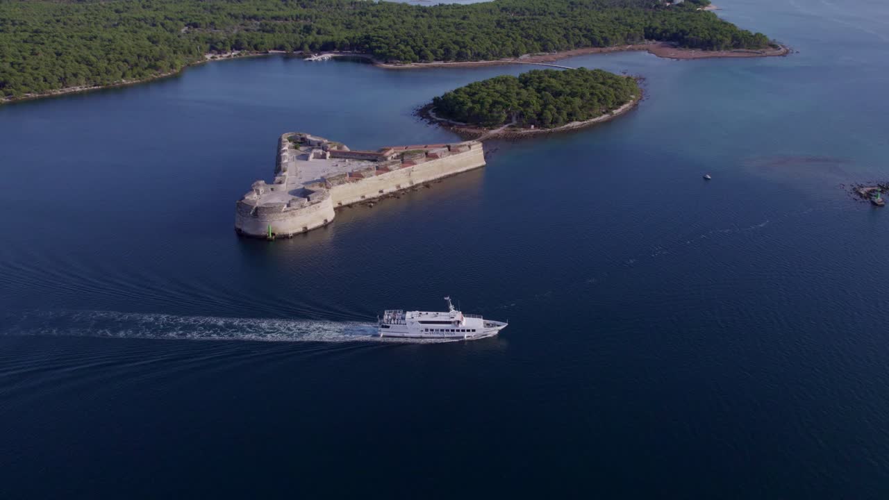 Veduta aerea di una fortezza storica vicino a un canale e un'isola in Croazia