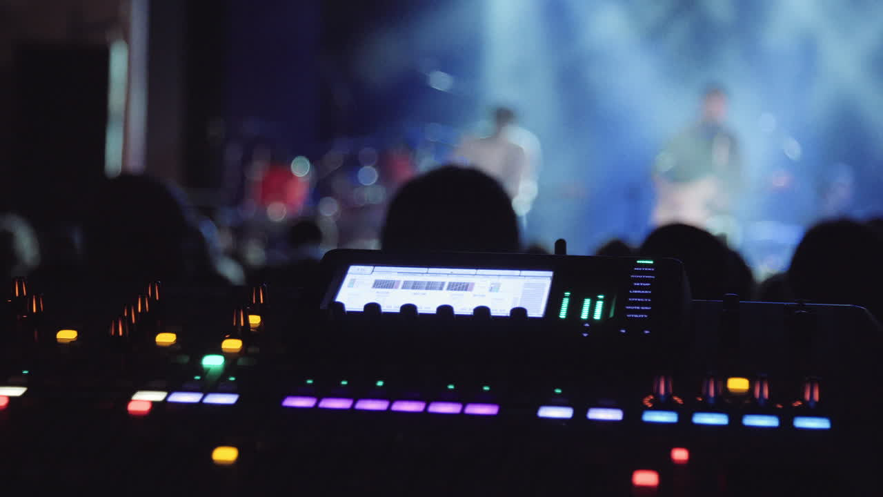 이벤트에서 일하는 사운드 엔지니어