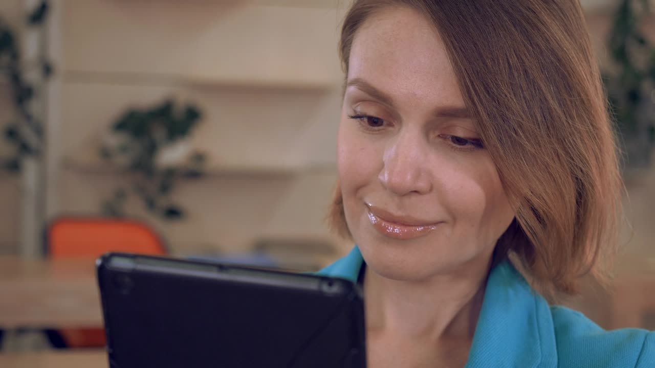 rostro de cerca mujer con dispositivo digital