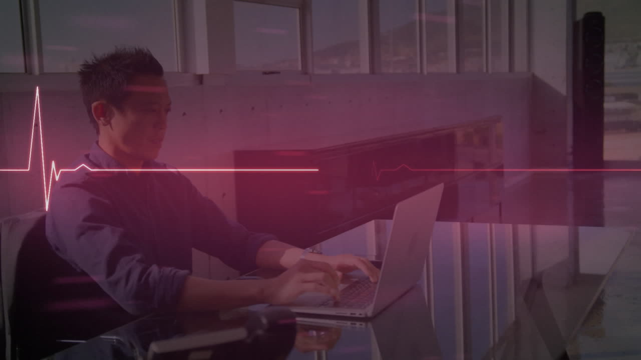 animación del monitor de ritmo cardíaco sobre un hombre de negocios que usa una computadora portátil