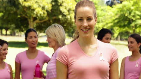 Activistas-Para-La-Concientización-Sobre-El-Cáncer-De-Mama-En-El-Parque,-Uno-Sonriendo-A-La-Cámara