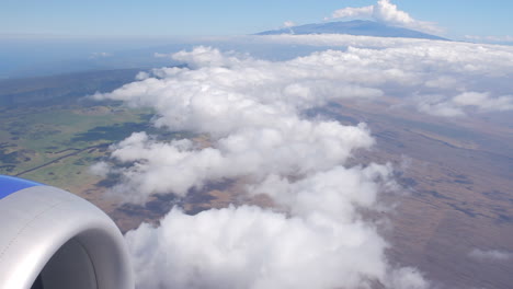 las nubes pasan en avión sobre la isla hawaiana