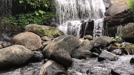 Cascada-Hermosa,-Tranquila-Y-Tranquila-En-Una-Selva-Tropical