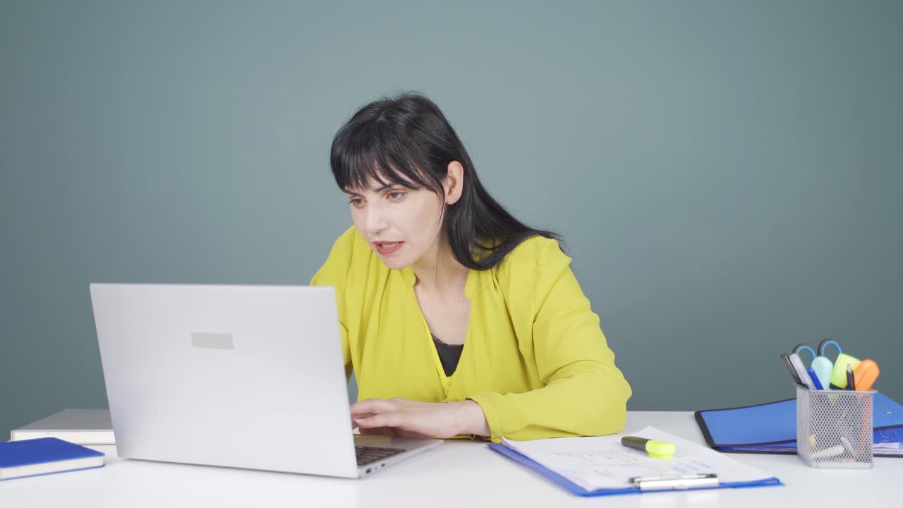 노트북에 있는 응용 프로그램을 좋아하는 여성은 행복합니다.