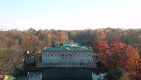 Fly-over-shot-of-Baths-classicist-Palace-on-the-Isle-in-Łazienki-Park-travel-destination,-Warsaw