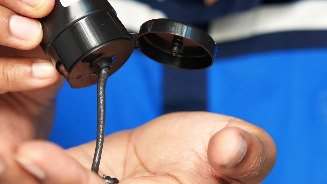 aplicación de máscaras faciales de carbón