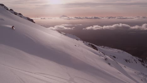 Primera-Línea-épica-De-Un-Esquiador-De-Freeride-Que-Se-Sale-De-La-Pista-En-El-Campo-Durante-El-Atardecer