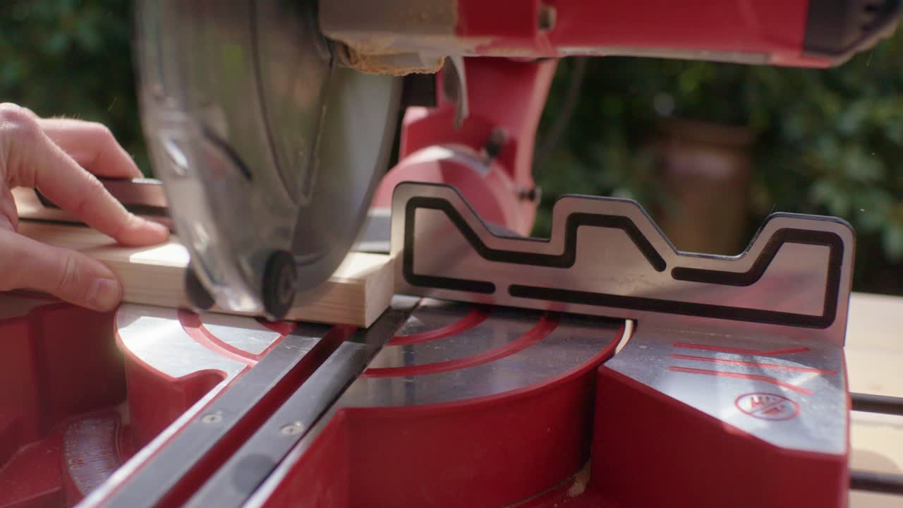 나무의 얇은 조각을 톱질 닫습니다