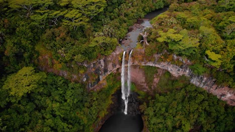 Impresionante-Vista-Aérea-De-4k-De-Una-Enorme-Cascada-En-La-Jungla