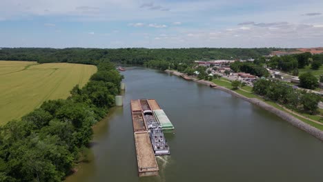 Volando-Sobre-Una-Barcaza-A-La-Deriva-Por-El-Río-Cumberland-En-Clarksville,-Tennessee