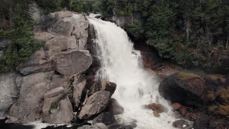 Atemberaubende-Landschaft-Des-Rutschen-neigette-wasserfalls,-Der-Auf-Den-Felsen-Bei-Rimouski,-Quebec,-Kanada-Plätschert