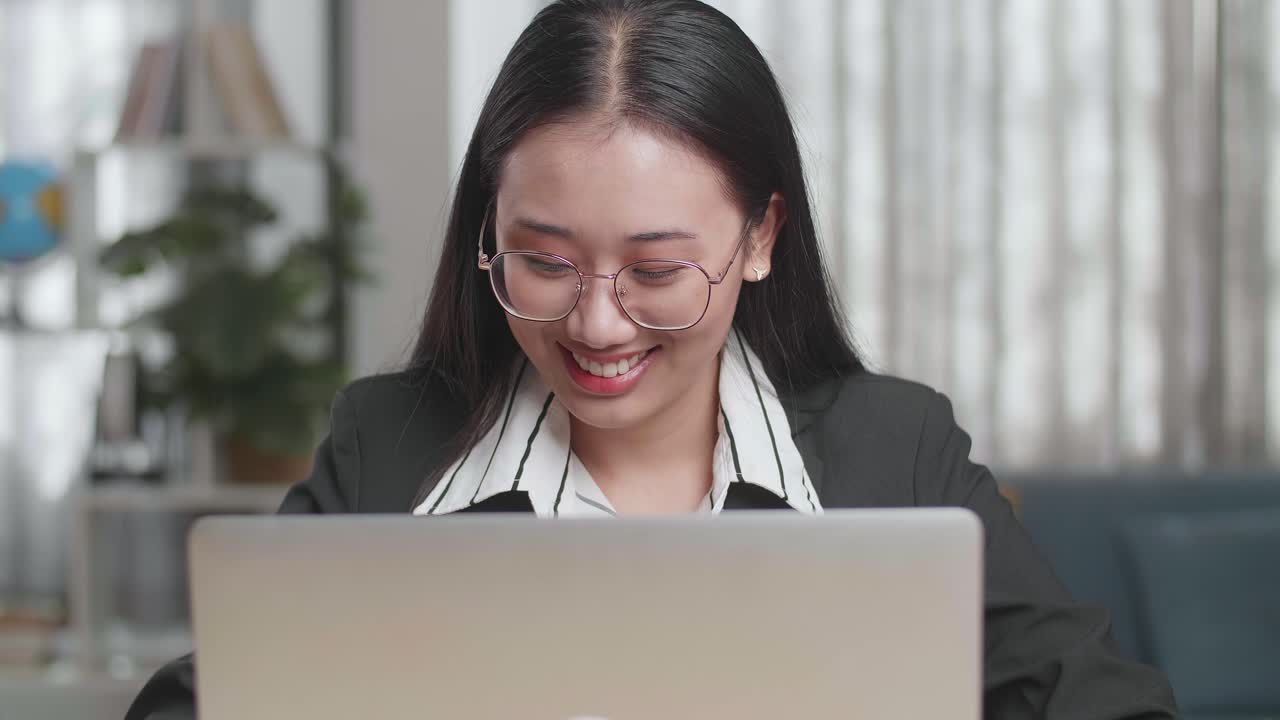 노트북에서 일하는 여자