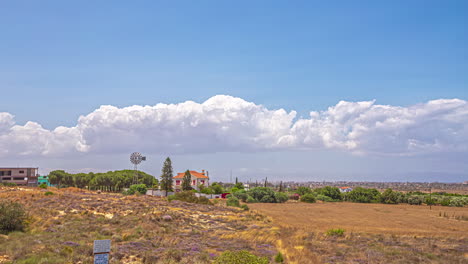paisaje de nubes en el tiempo desde el punto de vista de famagusta en deryneia, chipre