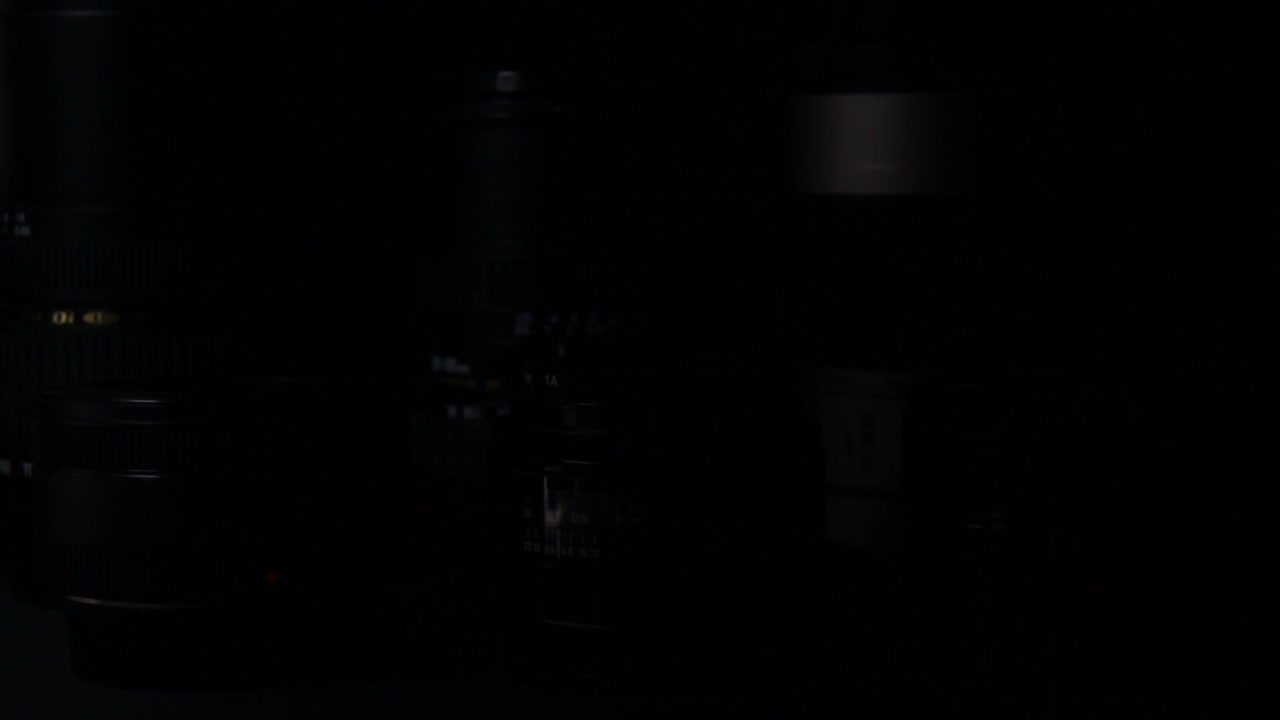 lentes de cámara sin marcas visibles sobre fondo negro-1