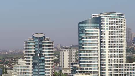 Rascacielos-Modernos-En-Umhlanga,-Durban-Bajo-Un-Cielo-Despejado,-Vista-Aérea