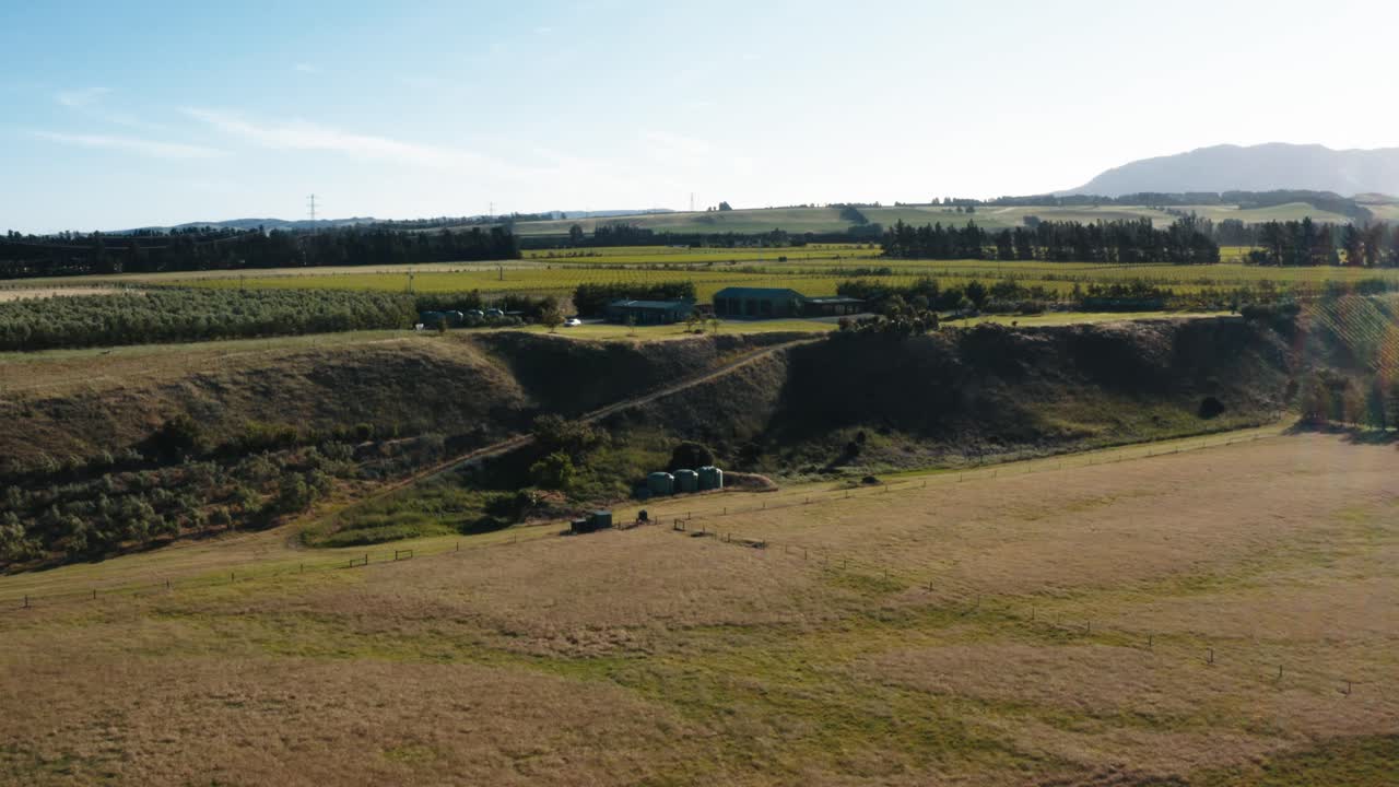 tiro de drone de un campo de viñedos en waipara, nueva zelanda